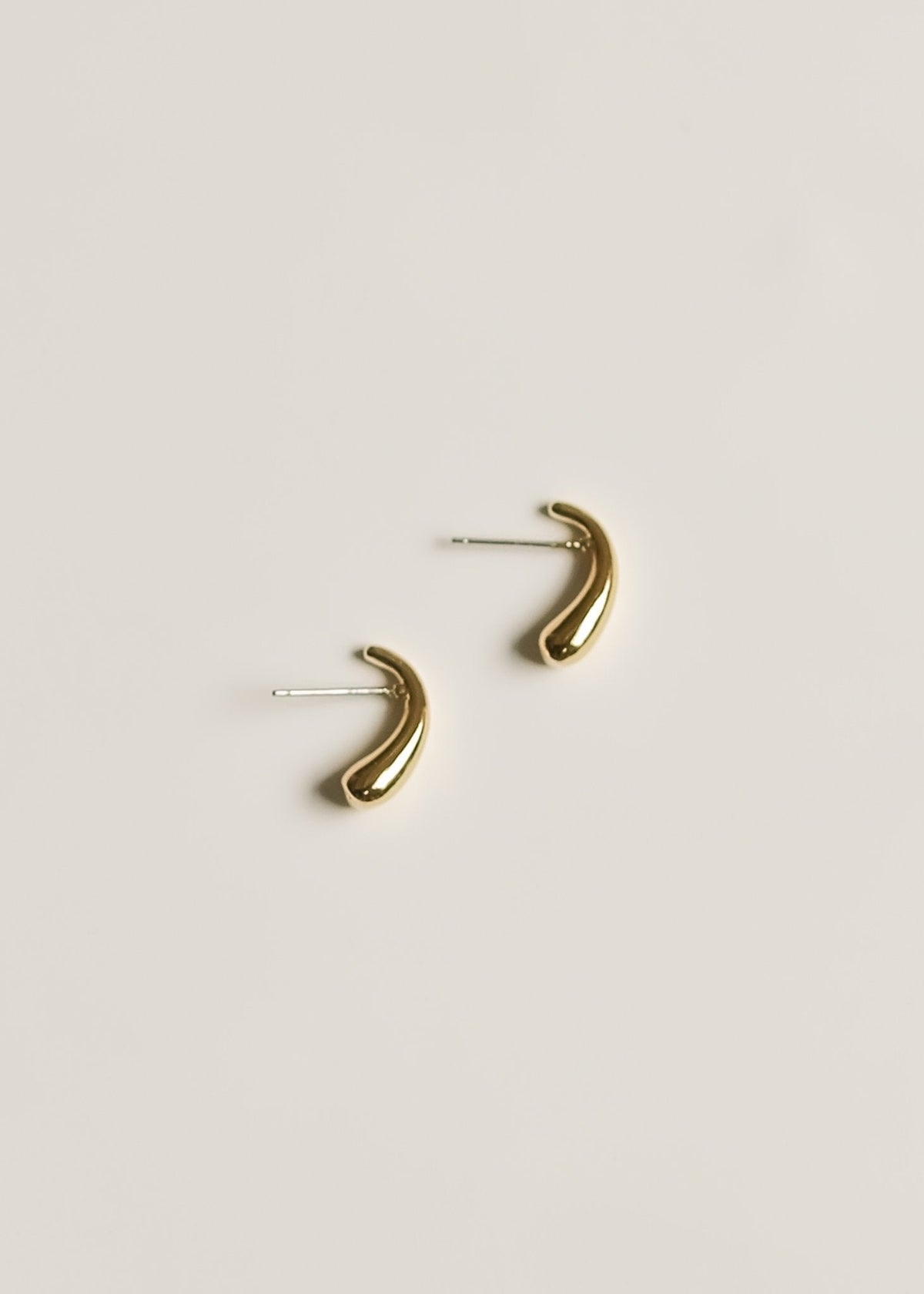 Petites boucles d’oreilles sphériques dorées — vue 3
