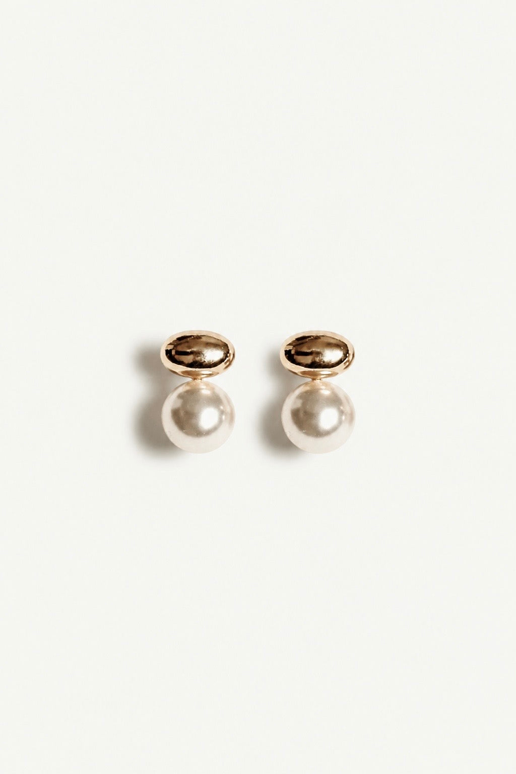 Boucles d’oreilles pendantes à sphères dorées et perles — vue 1