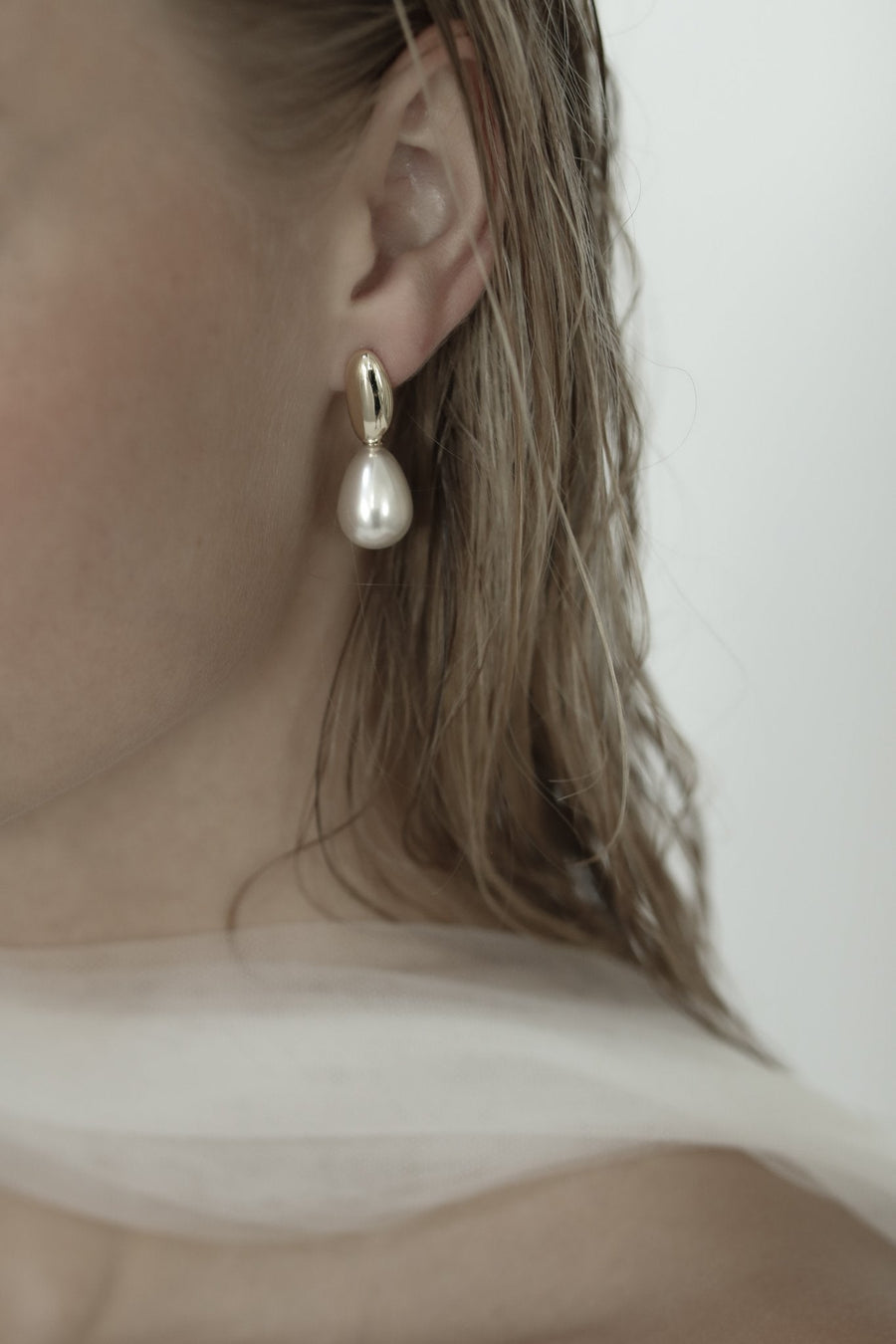 Boucles d’oreilles à sphère irrégulière dorée et perle pendante — vue 2