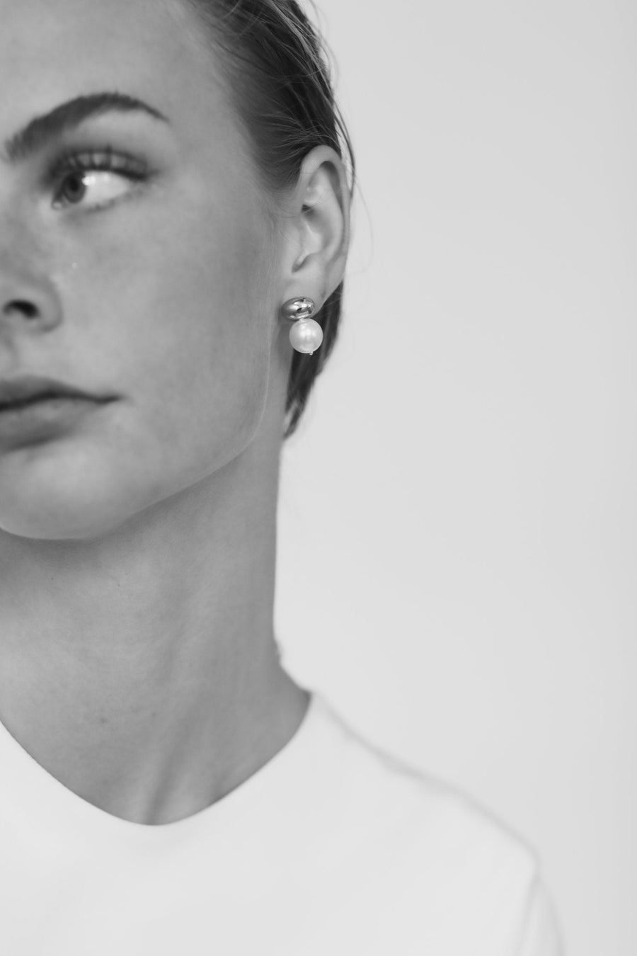 Boucles d’oreilles pendantes à sphères dorées et perles — vue 2