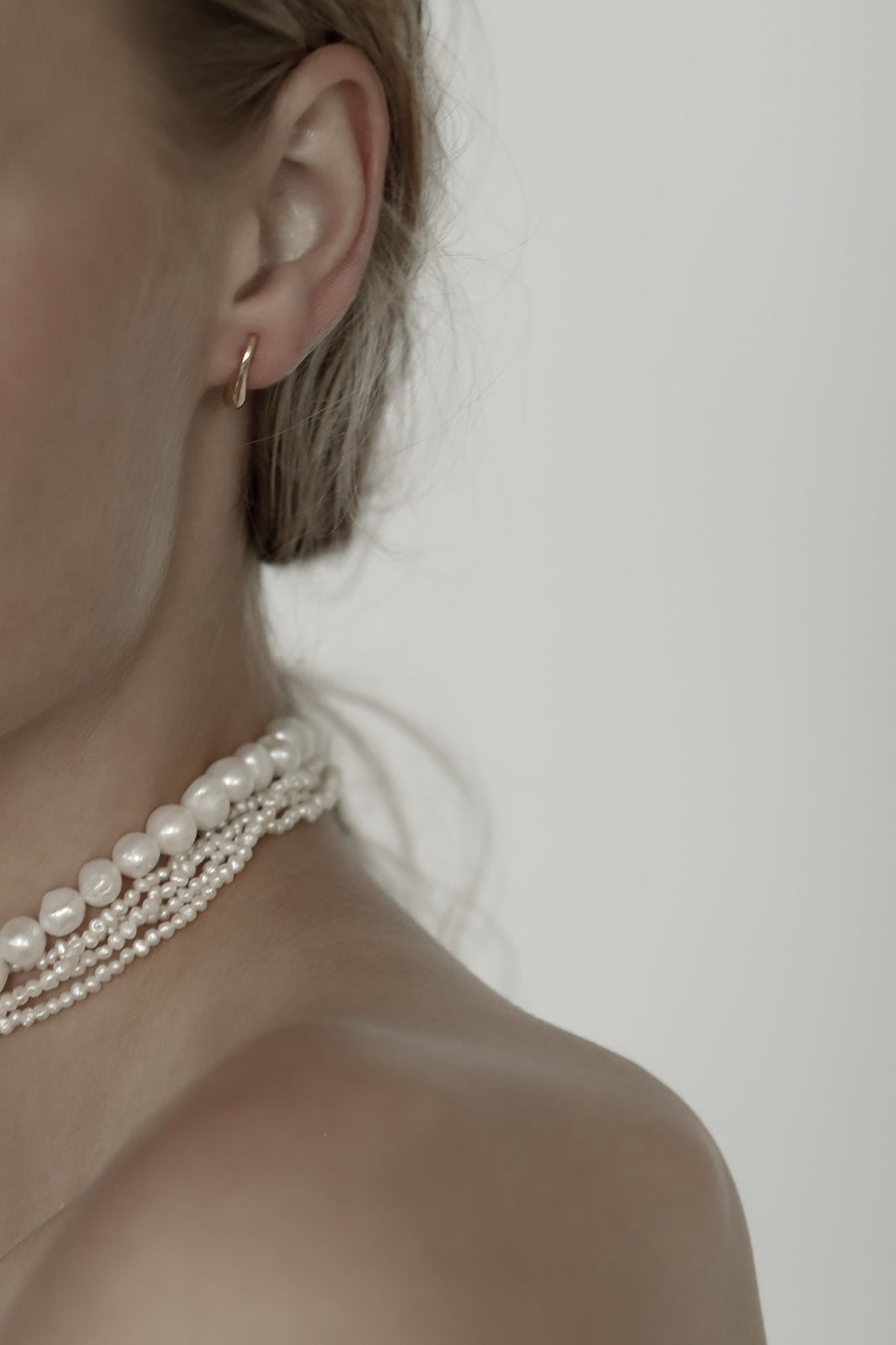 Petites boucles d’oreilles sphériques dorées — vue 2